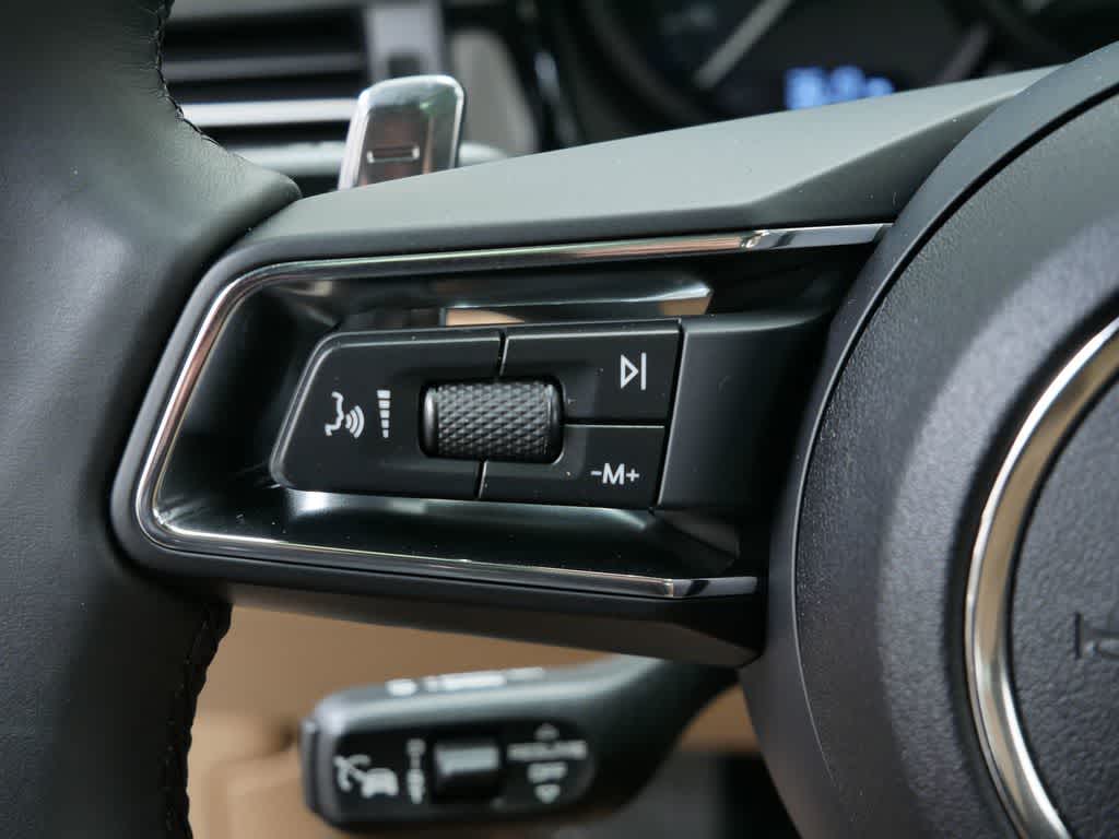 Thumbnail: 2025 Porsche Macan - 21