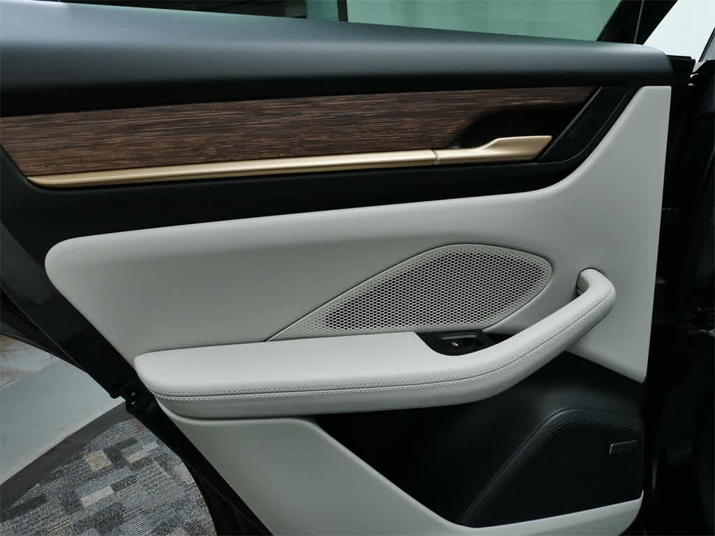 2024 Porsche Macan T 13