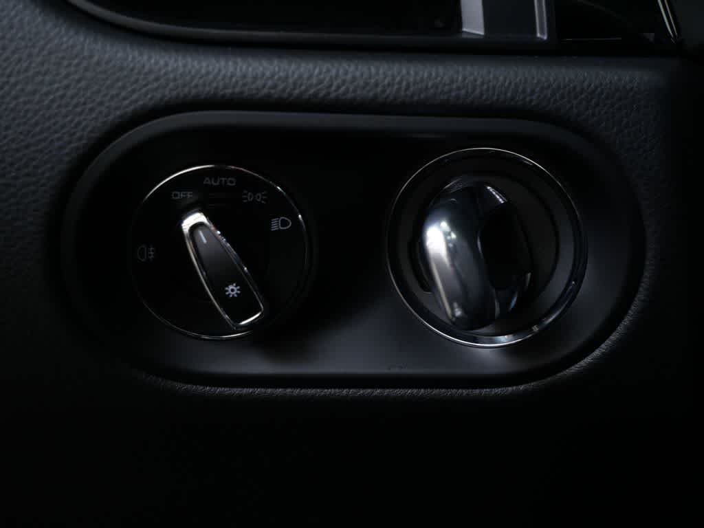 Thumbnail: 2026 Porsche Macan - 18