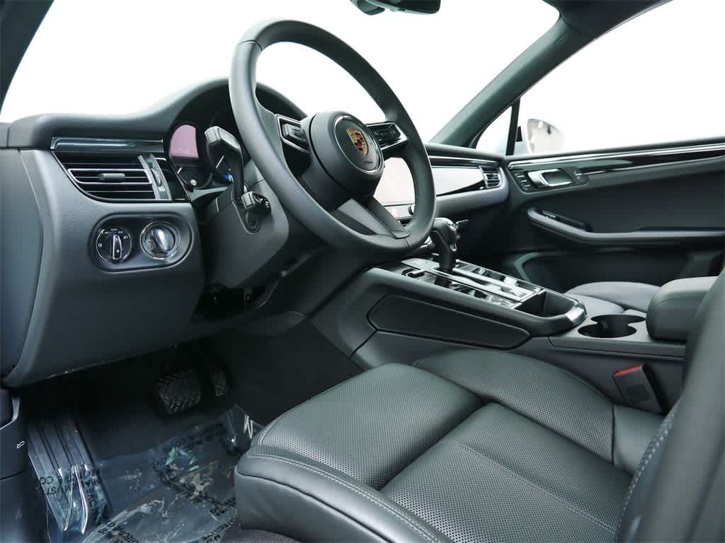 Thumbnail: 2026 Porsche Macan - 4