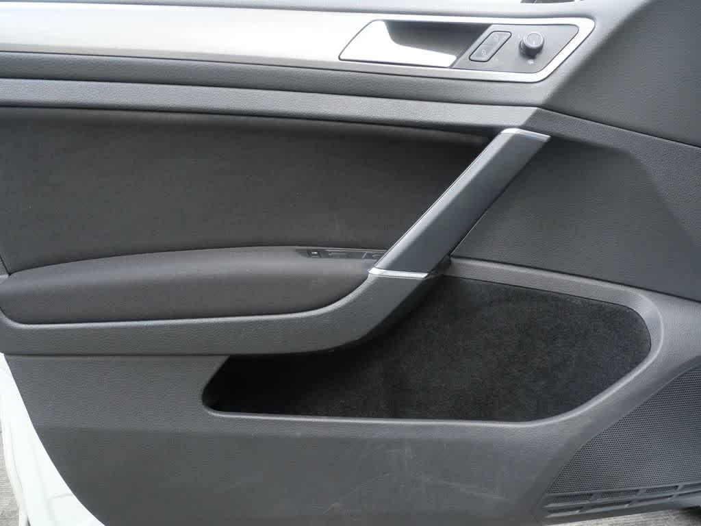 Thumbnail: 2017 Volkswagen e-Golf - 11