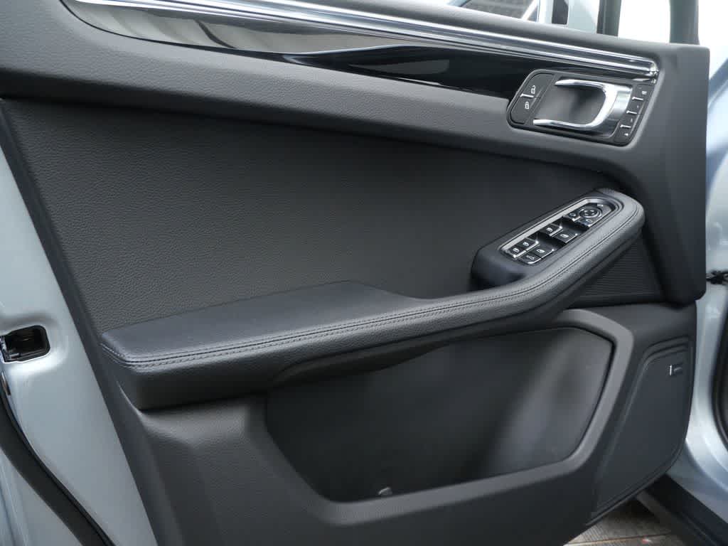 Thumbnail: 2025 Porsche Macan - 11