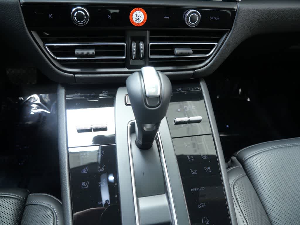 Thumbnail: 2026 Porsche Macan - 20