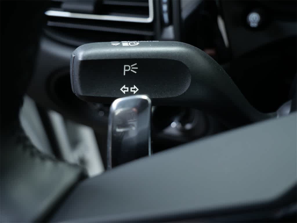 Thumbnail: 2025 Porsche Macan - 21