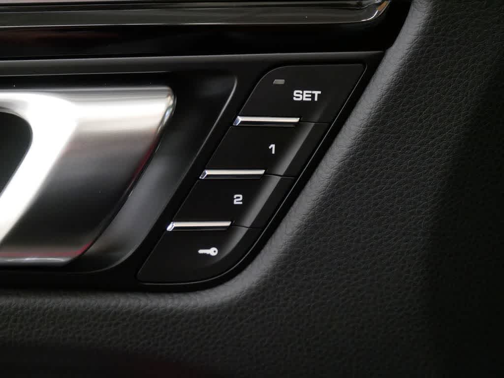 Thumbnail: 2026 Porsche Macan - 17