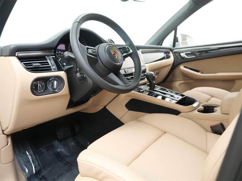 Thumbnail: 2026 Porsche Macan - 4