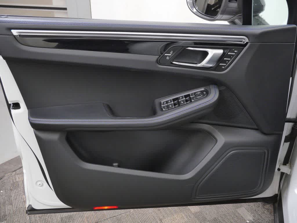 Thumbnail: 2023 Porsche Macan - 11