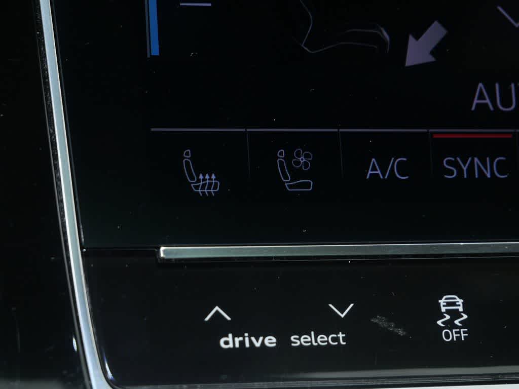 Thumbnail: 2021 Audi RS Q8 - 25