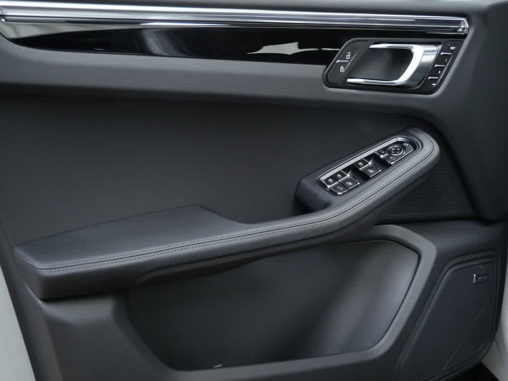 Thumbnail: 2026 Porsche Macan - 11