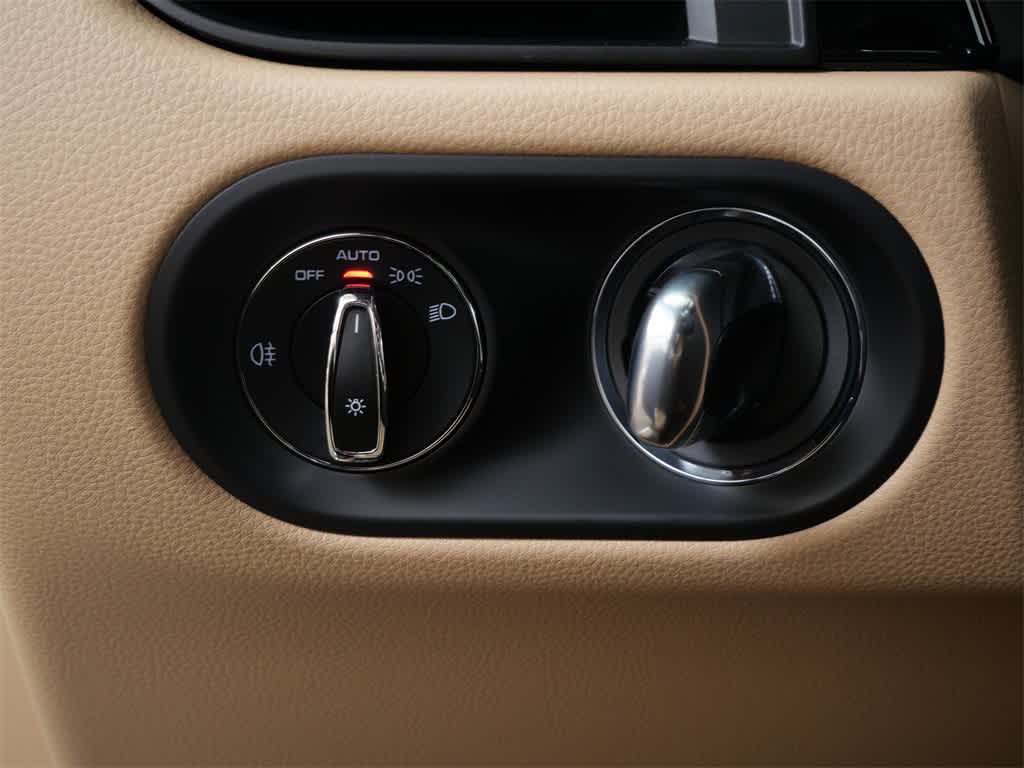 Thumbnail: 2026 Porsche Macan - 18