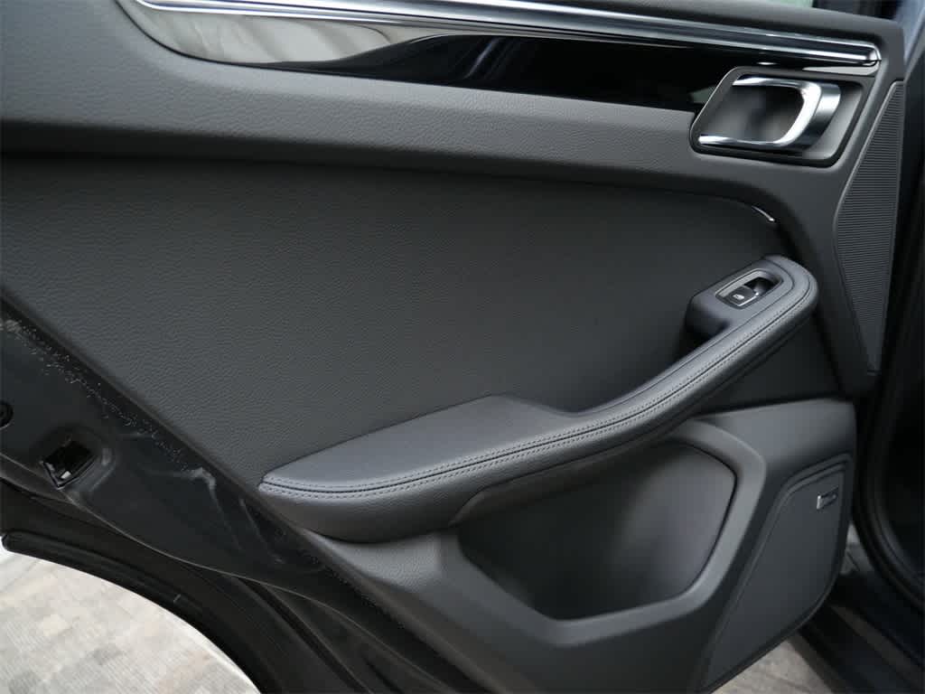 Thumbnail: 2026 Porsche Macan - 14