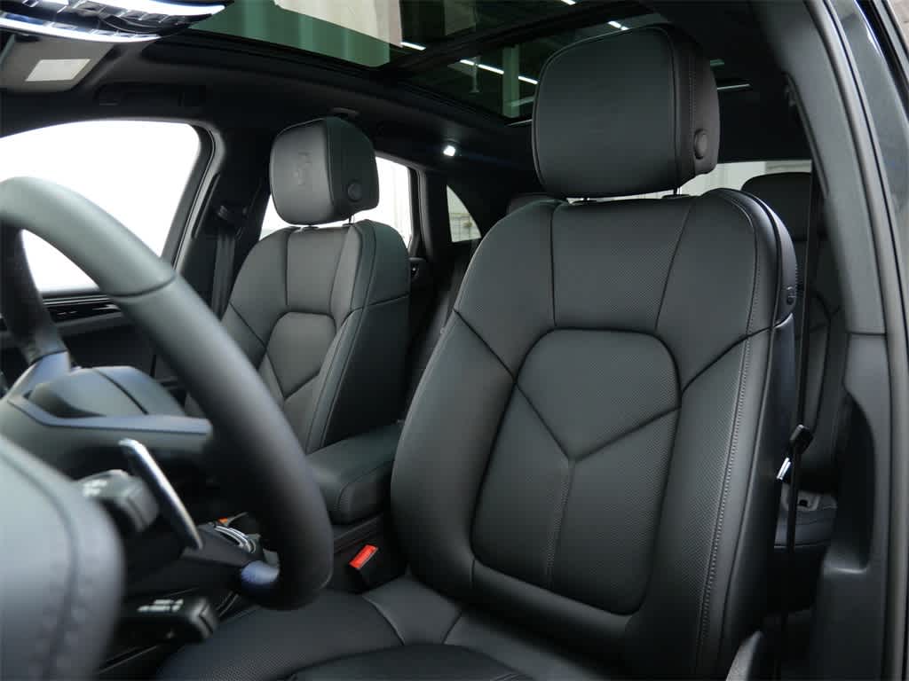 Thumbnail: 2026 Porsche Macan - 5