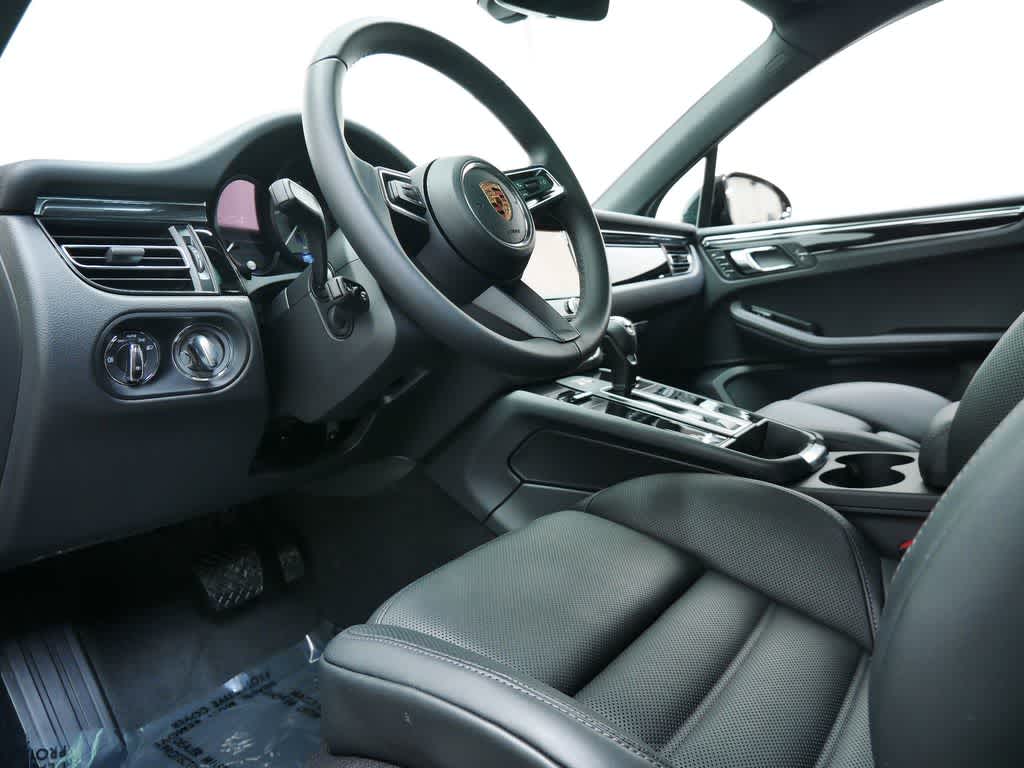 Thumbnail: 2026 Porsche Macan - 4