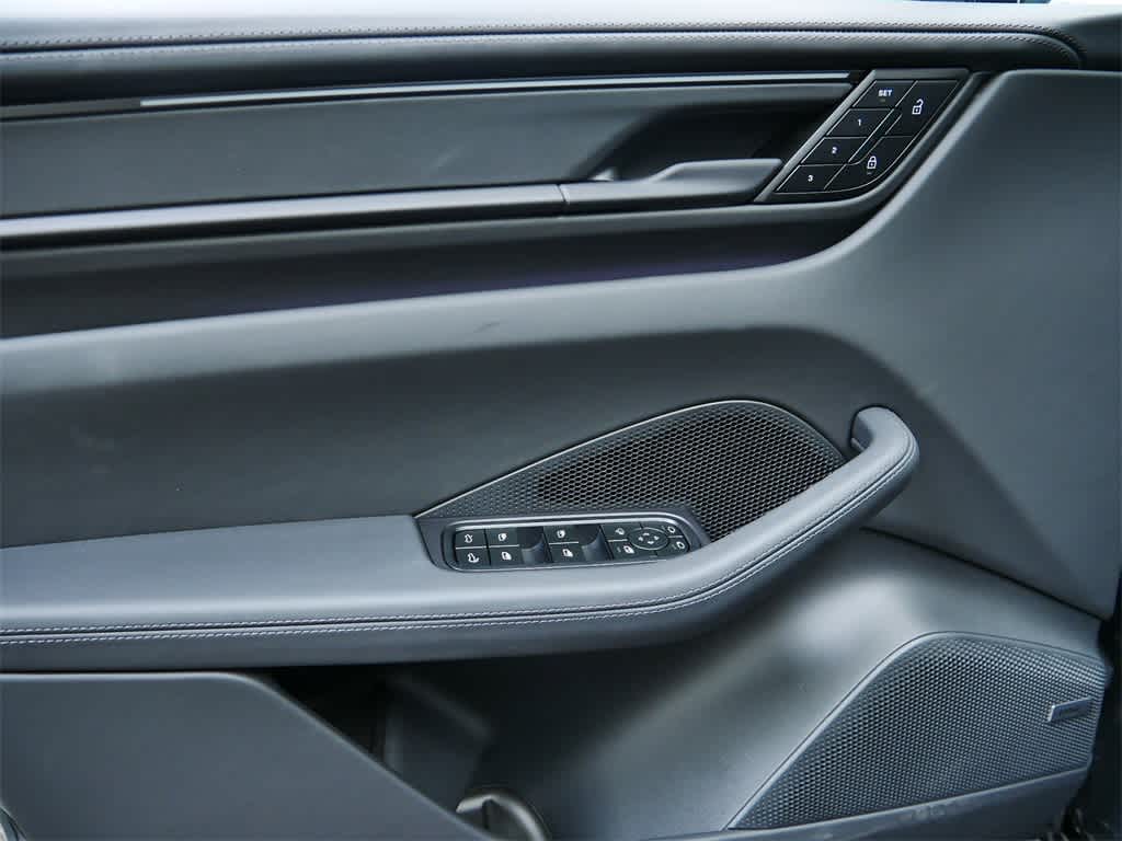 Thumbnail: 2025 Porsche Macan - 11