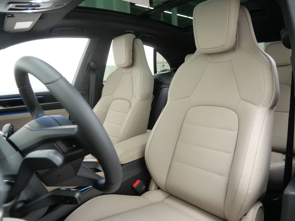 Thumbnail: 2026 Porsche Macan - 5