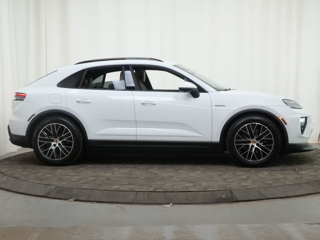 Thumbnail: 2026 Porsche Macan - 8