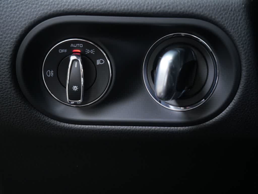 Thumbnail: 2023 Porsche Macan - 18