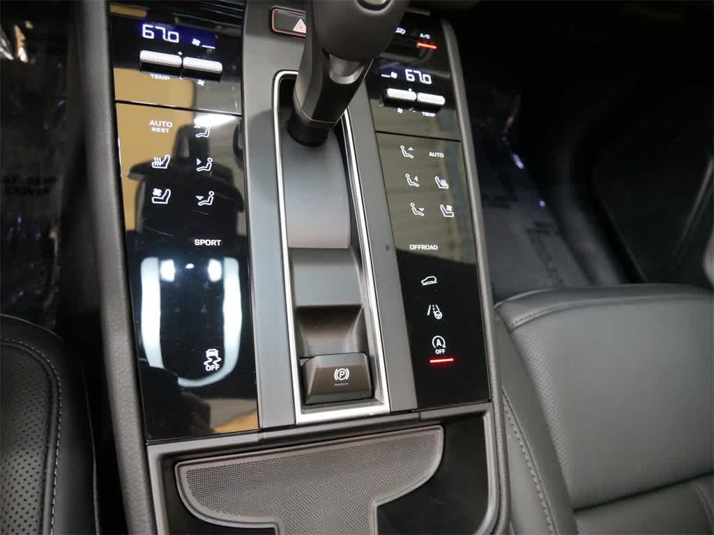 2025 Porsche Macan  21