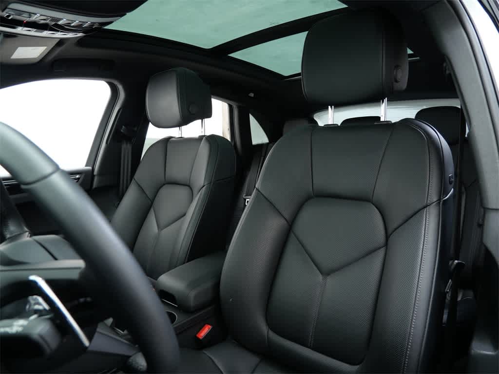 Thumbnail: 2025 Porsche Macan - 5