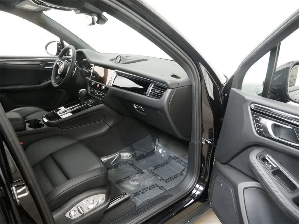 Thumbnail: 2025 Porsche Macan - 25