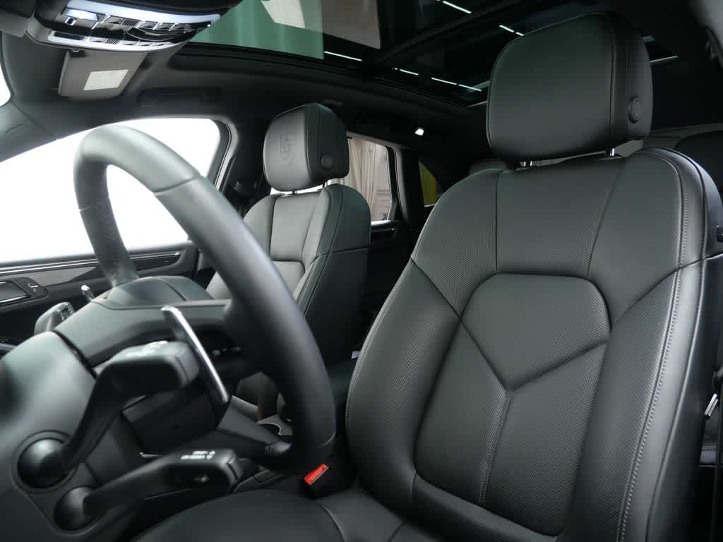 Thumbnail: 2025 Porsche Macan - 5