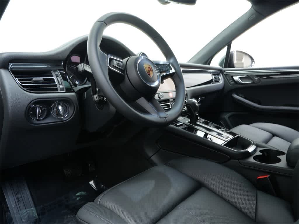 Thumbnail: 2026 Porsche Macan - 4