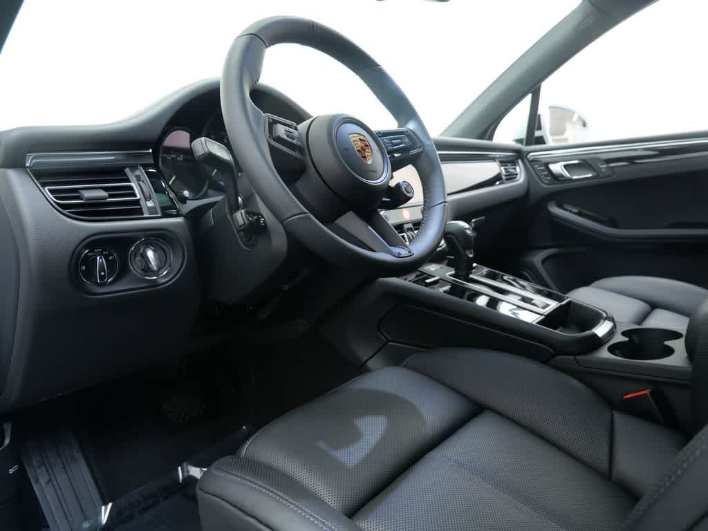 Thumbnail: 2026 Porsche Macan - 4