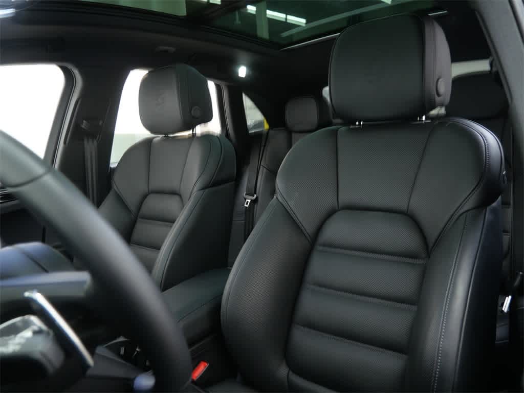 Thumbnail: 2025 Porsche Macan - 5