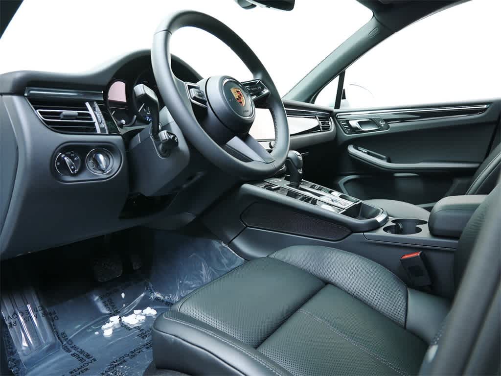 Thumbnail: 2026 Porsche Macan - 4