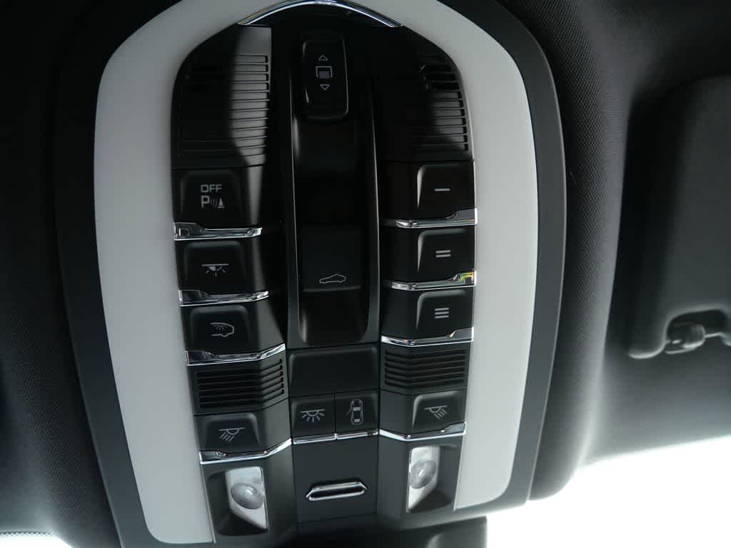 Thumbnail: 2026 Porsche Macan - 26