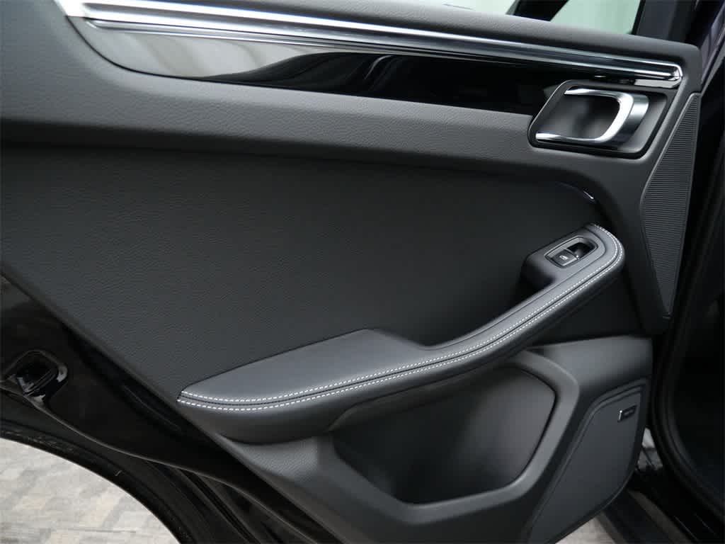 Thumbnail: 2026 Porsche Macan - 14