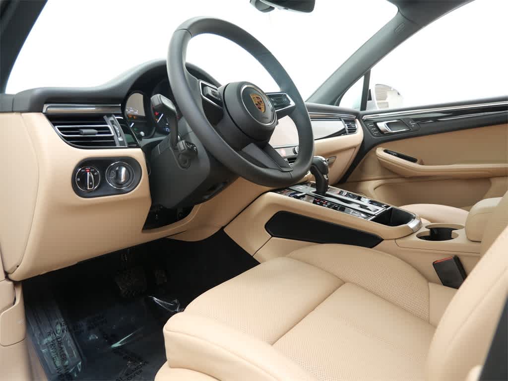 Thumbnail: 2026 Porsche Macan - 4