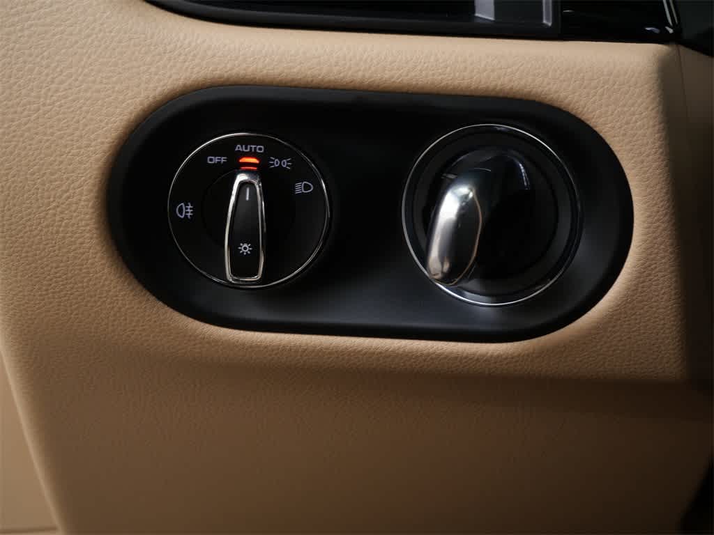 Thumbnail: 2026 Porsche Macan - 18