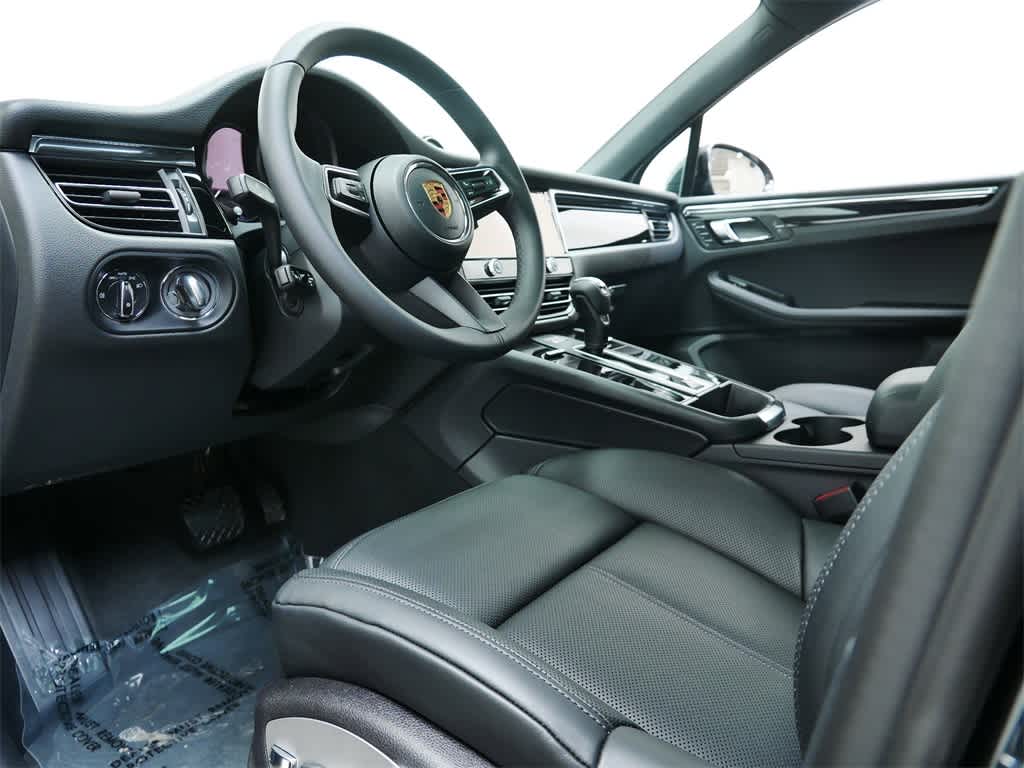 Thumbnail: 2026 Porsche Macan - 4