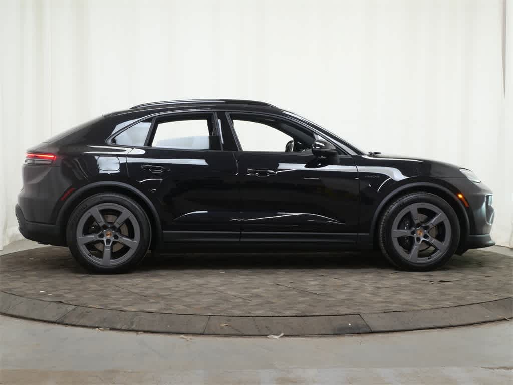 Thumbnail: 2026 Porsche Macan - 8
