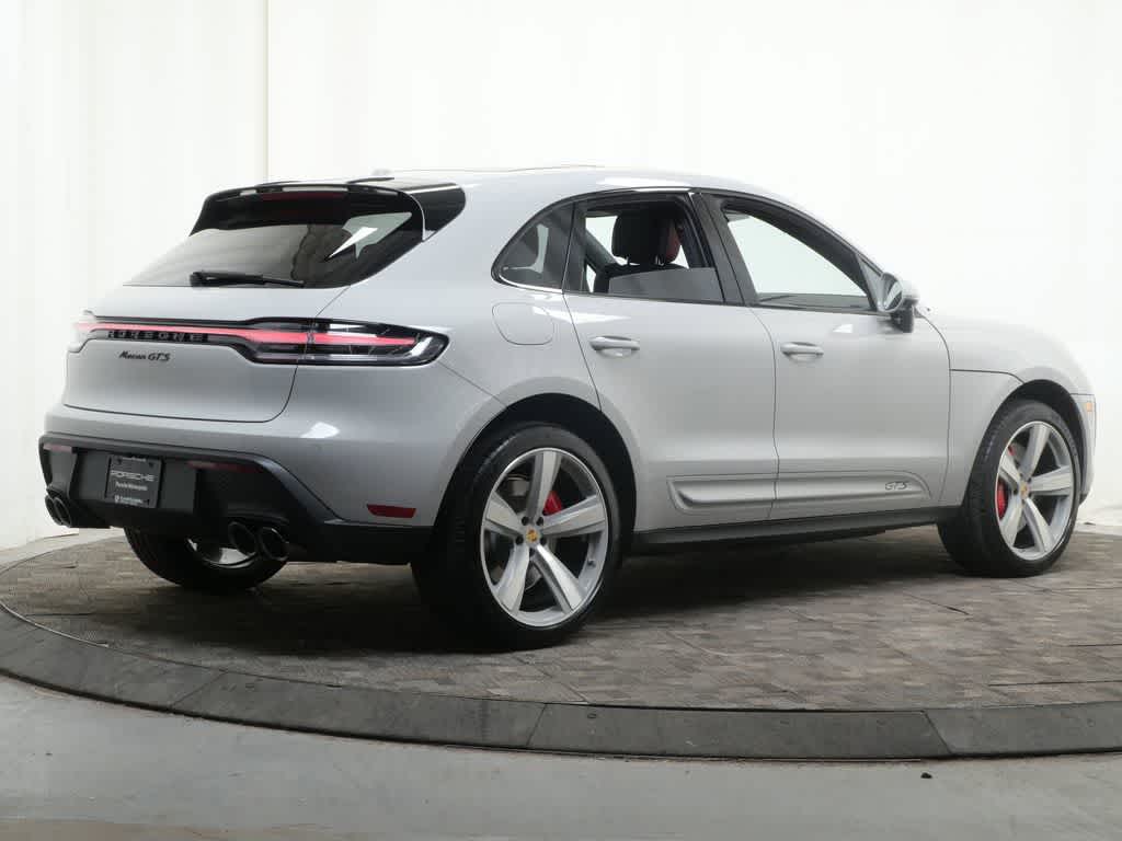 Thumbnail: 2026 Porsche Macan - 7