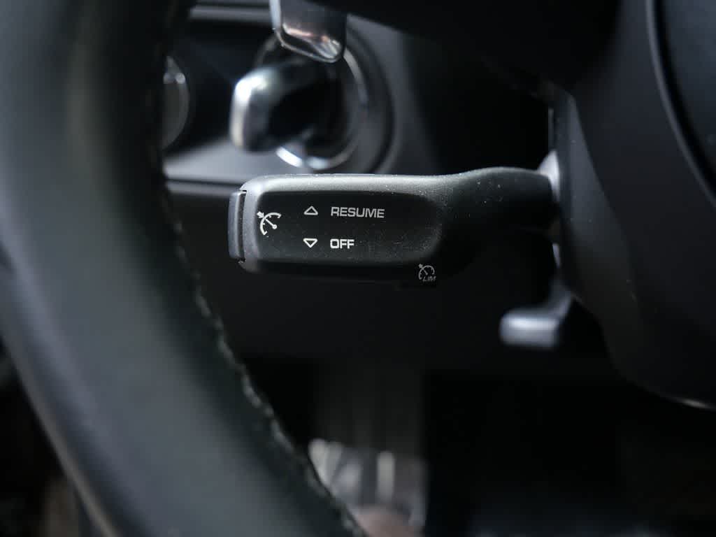 Thumbnail: 2022 Porsche Macan - 21