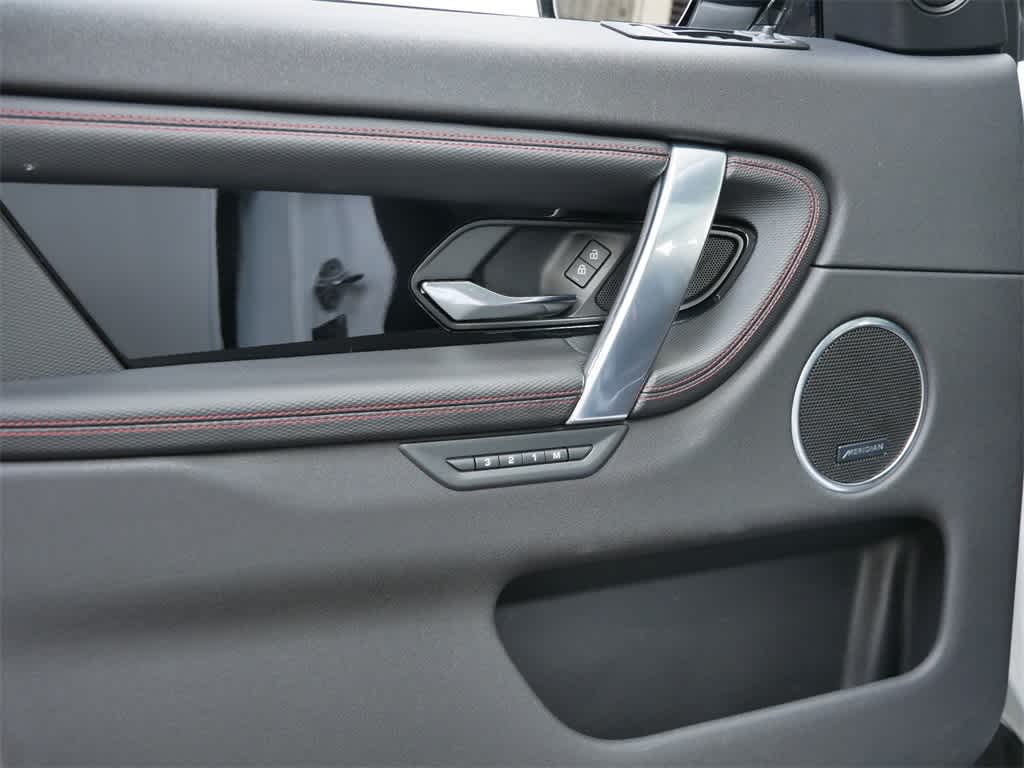 Thumbnail: 2022 Land Rover Discovery Sport - 11