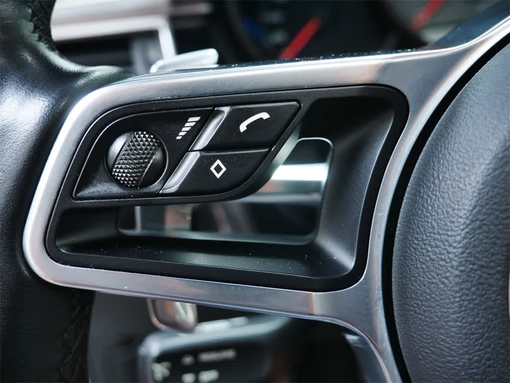 Thumbnail: 2016 Porsche Macan - 17