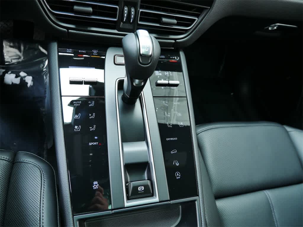 Thumbnail: 2026 Porsche Macan - 26