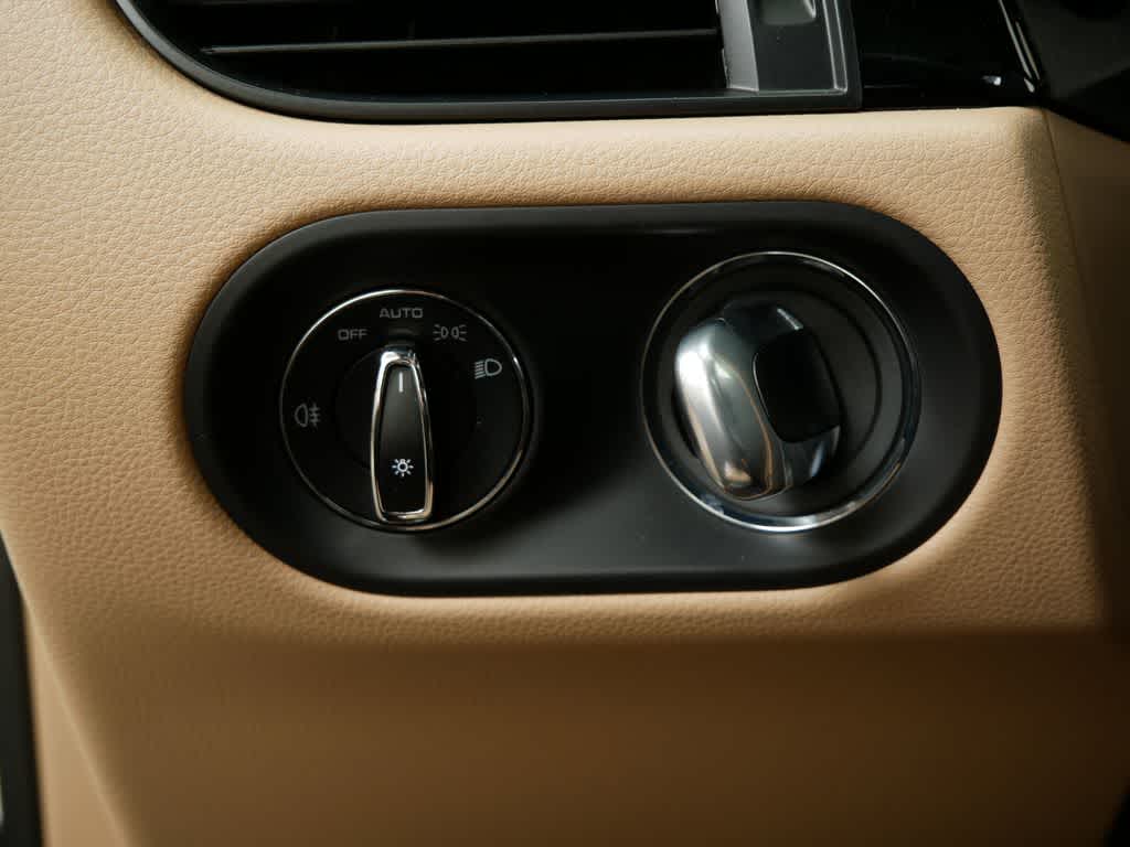 Thumbnail: 2025 Porsche Macan - 18