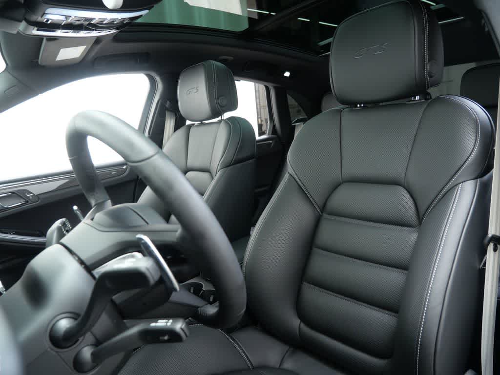 Thumbnail: 2026 Porsche Macan - 5