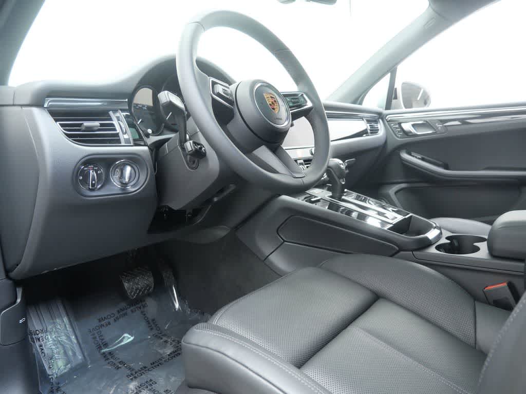 Thumbnail: 2026 Porsche Macan - 4