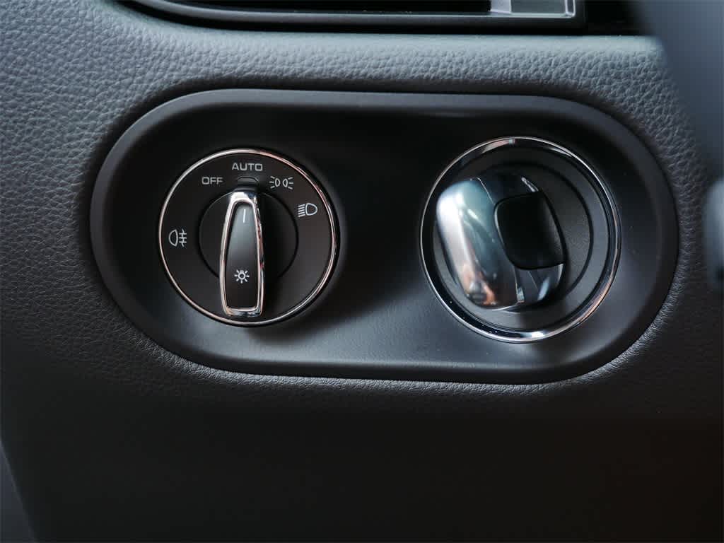 Thumbnail: 2026 Porsche Macan - 18