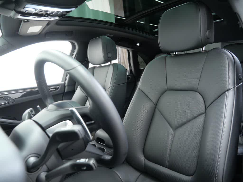 Thumbnail: 2026 Porsche Macan - 5