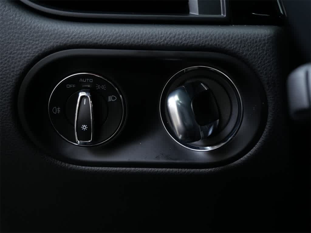 Thumbnail: 2025 Porsche Macan - 18