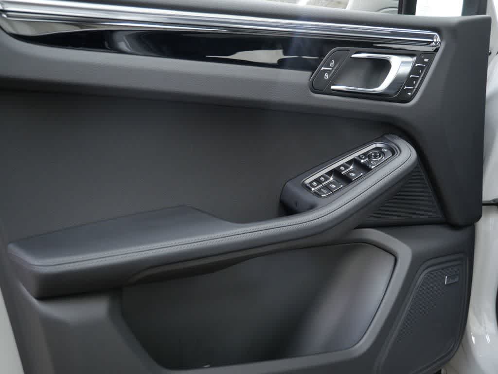 Thumbnail: 2025 Porsche Macan - 11