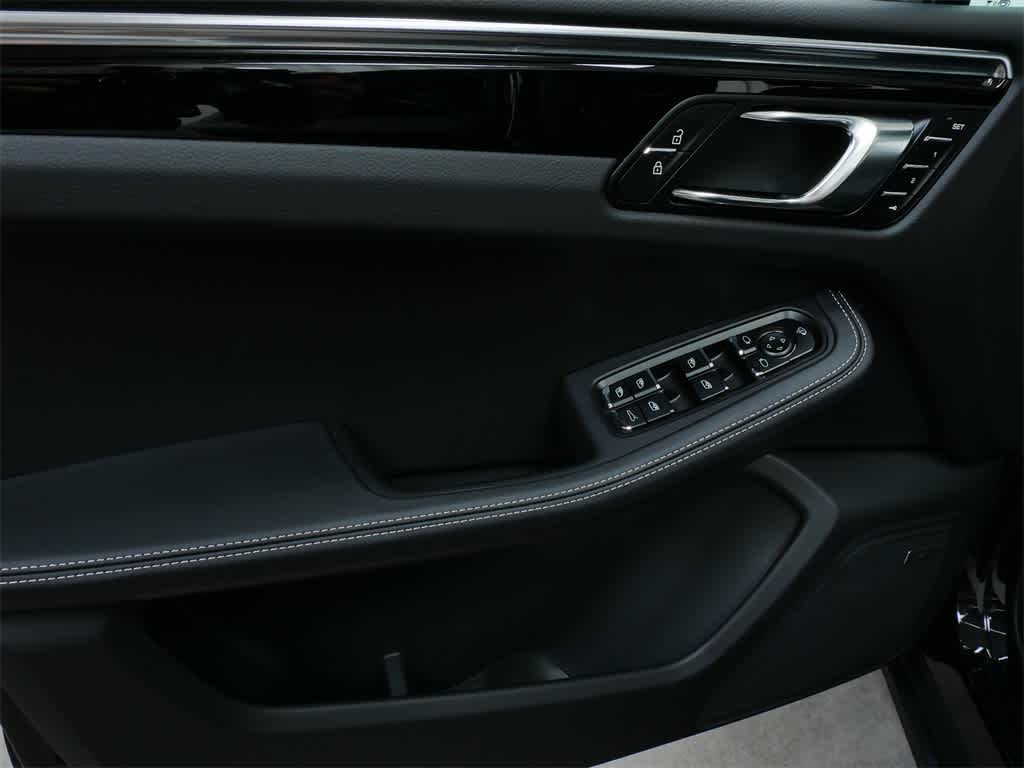 Thumbnail: 2025 Porsche Macan - 11