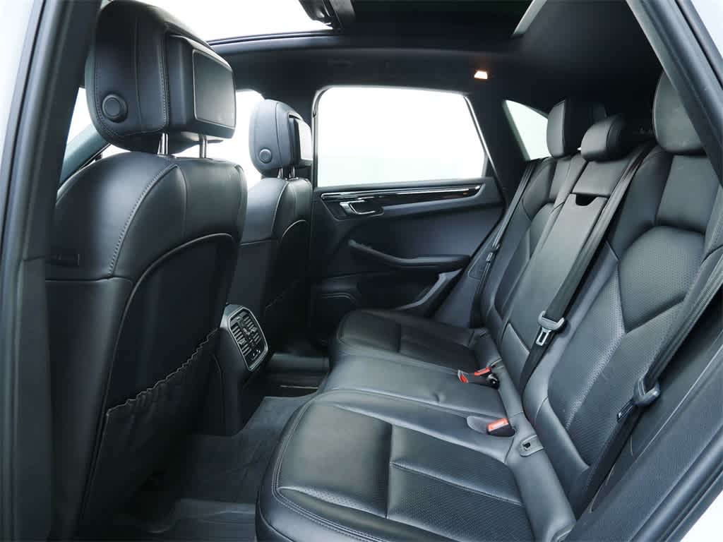 Thumbnail: 2016 Porsche Macan - 13