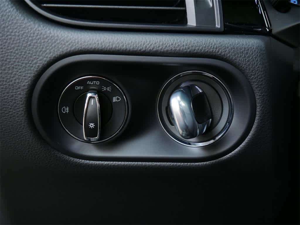 Thumbnail: 2026 Porsche Macan - 18